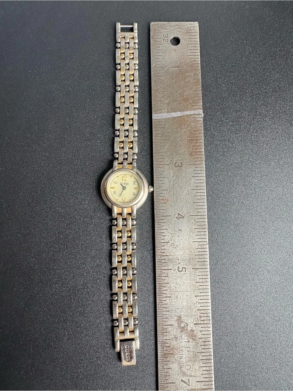 Guess compact round